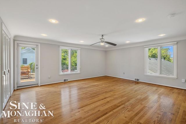 529 Lake Shore Road, Grosse Pointe Shores, MI 48236
