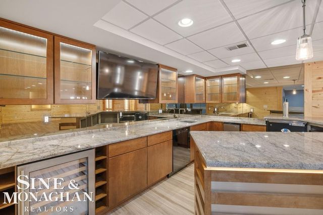529 Lake Shore Road, Grosse Pointe Shores, MI 48236