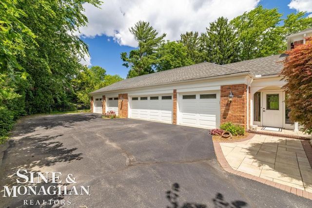 529 Lake Shore Road, Grosse Pointe Shores, MI 48236