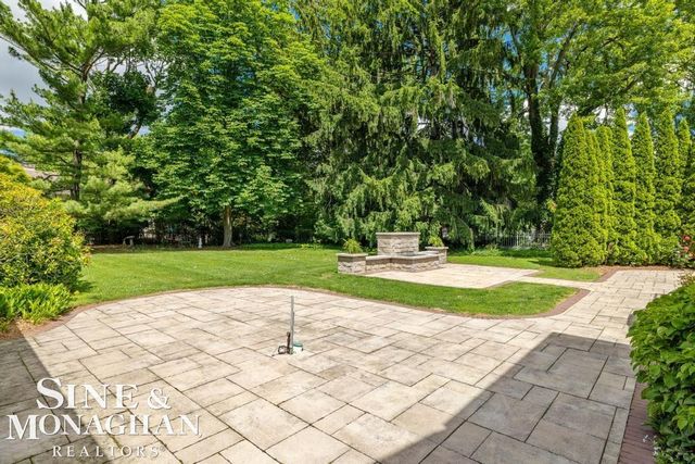 529 Lake Shore Road, Grosse Pointe Shores, MI 48236