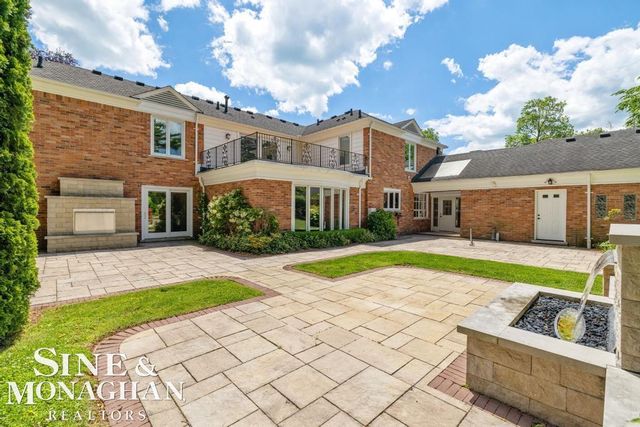 529 Lake Shore Road, Grosse Pointe Shores, MI 48236