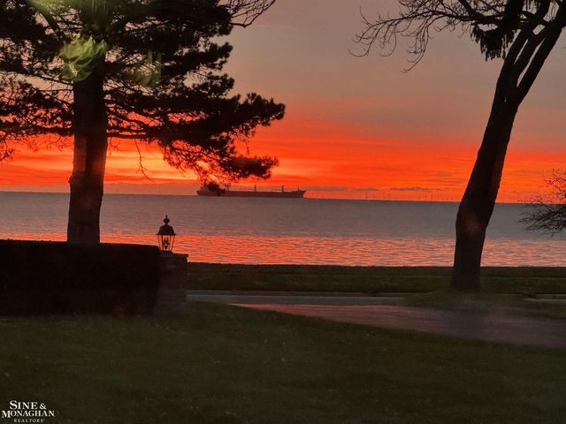 529 Lake Shore Road, Grosse Pointe Shores, MI 48236