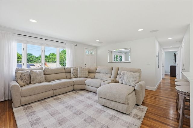 46 Robinson Rd, Woburn, MA 01801