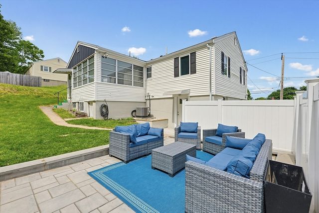 46 Robinson Rd, Woburn, MA 01801