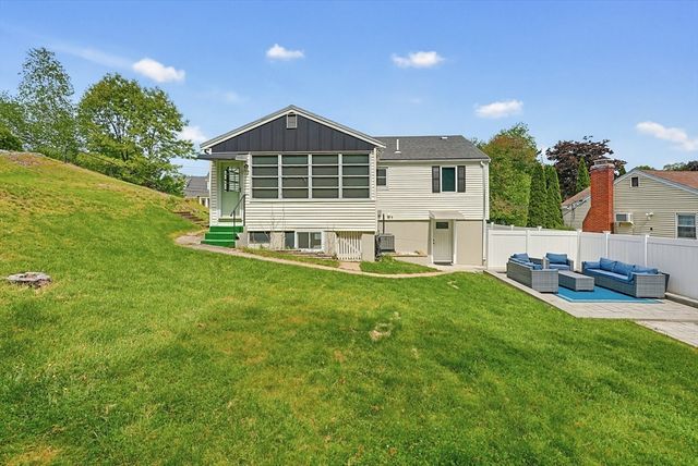 46 Robinson Rd, Woburn, MA 01801
