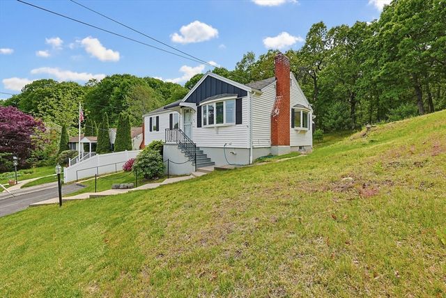 46 Robinson Rd, Woburn, MA 01801