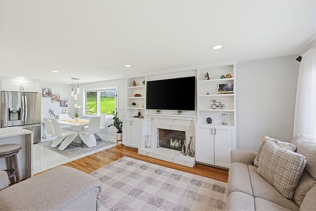 46 Robinson Rd, Woburn, MA 01801