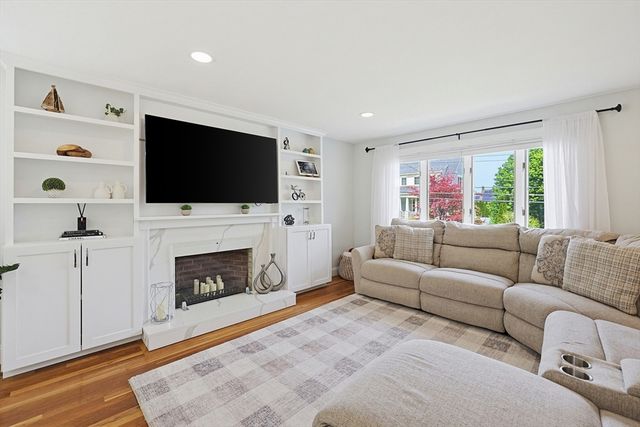 46 Robinson Rd, Woburn, MA 01801