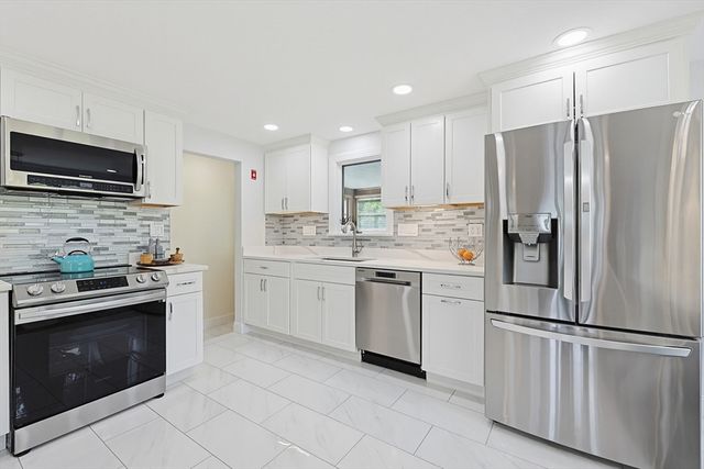 46 Robinson Rd, Woburn, MA 01801