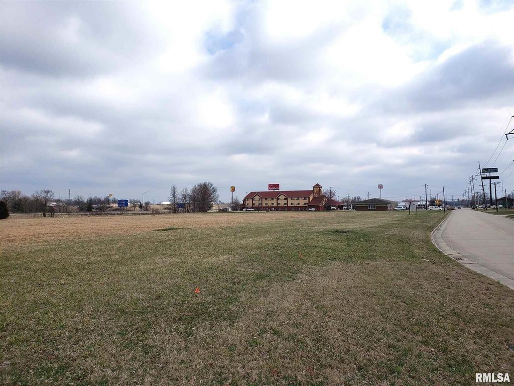 Image 4 of property listing at 130 N Hotze Road, Salem, IL 62881