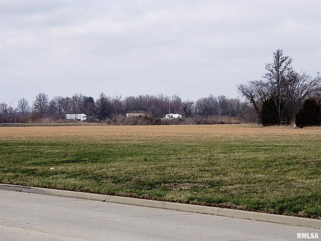 Image 5 of property listing at 130 N Hotze Road, Salem, IL 62881