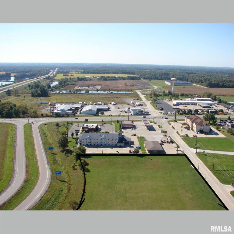 Image 6 of property listing at 130 N Hotze Road, Salem, IL 62881