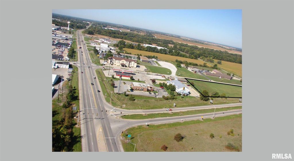 Image 7 of property listing at 130 N Hotze Road, Salem, IL 62881