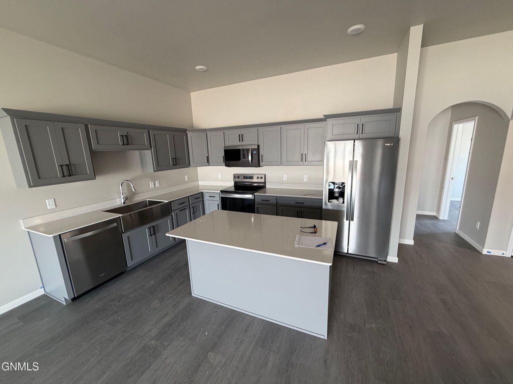 3927 Libra Bend SE, Mandan, ND 58554 photo 2