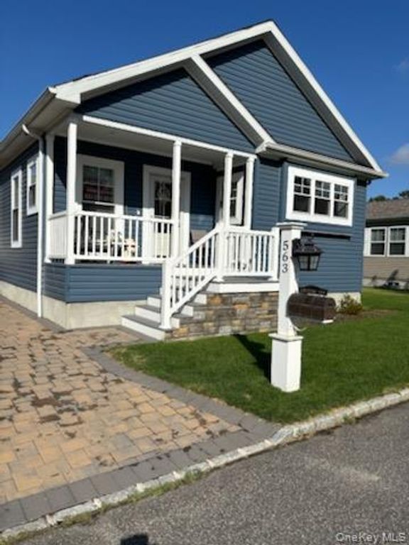 1661 Old Country Rd 563, Riverhead, NY 11901