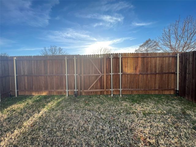 560 Hutchinson Lane, Lewisville, TX 75077