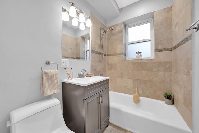 2256 W Arthur Avenue 2, Chicago, IL 60645