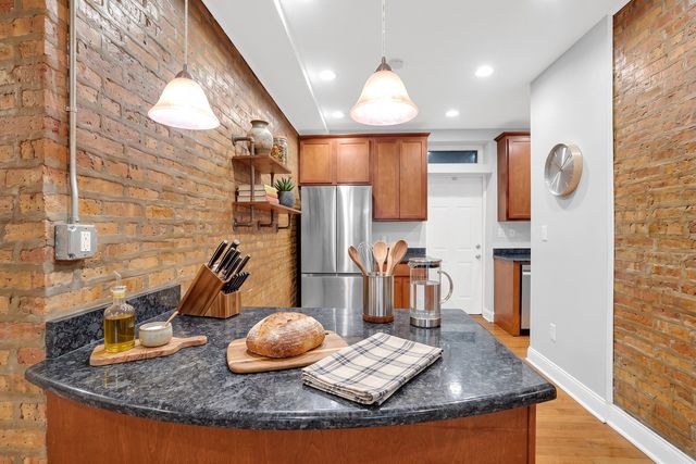 2256 W Arthur Avenue 2, Chicago, IL 60645