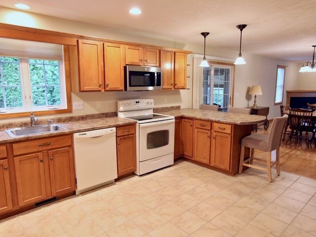7 Rodeo Dr, East Bridgewater, MA 02333
