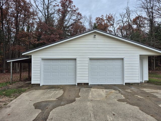 4275 E 8th Street, White Cloud, MI 49349