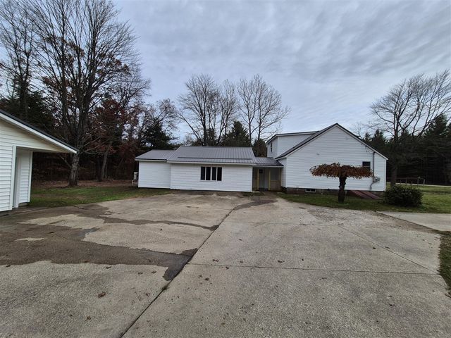 4275 E 8th Street, White Cloud, MI 49349