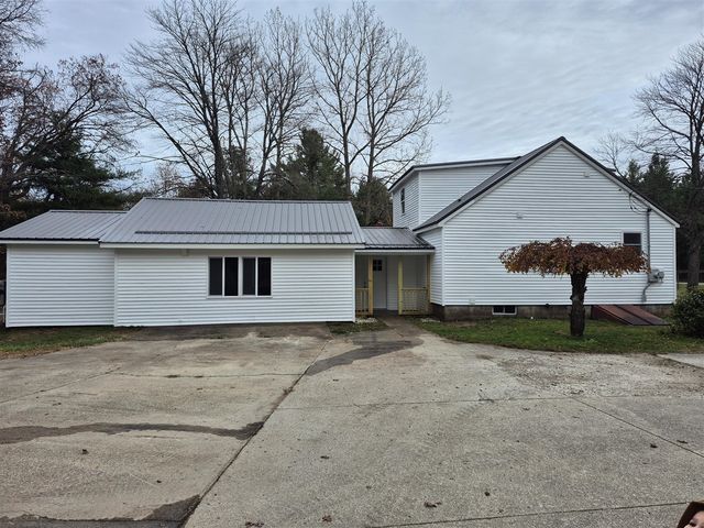 4275 E 8th Street, White Cloud, MI 49349