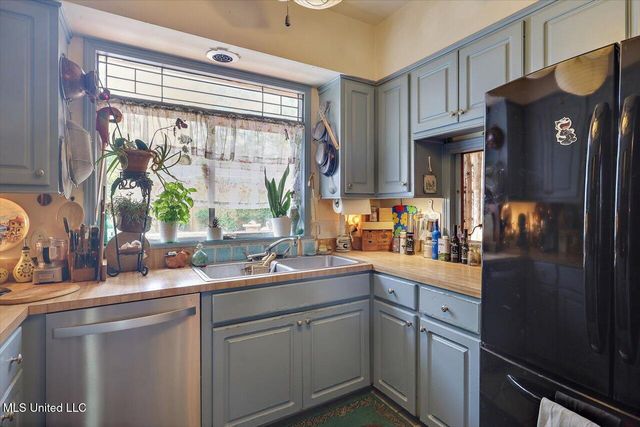 1032 Meadowbrook Road, Jackson, MS 39206
