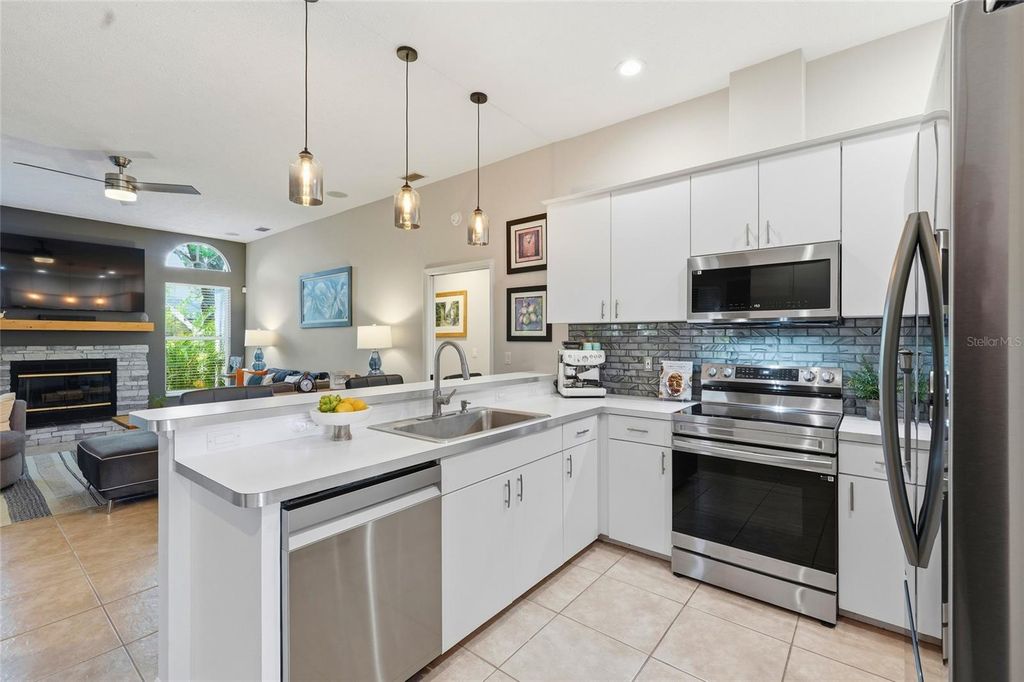 Image 14 of property listing at 6130 55TH AVENUE CIRCLE E, Bradenton, FL 34203