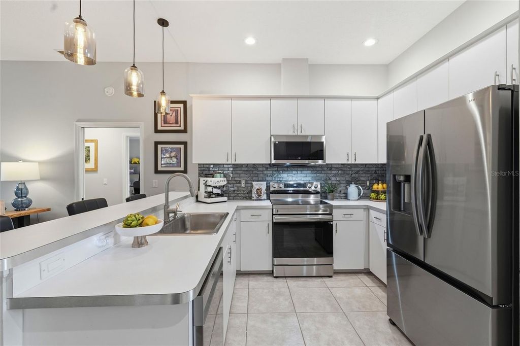 Image 15 of property listing at 6130 55TH AVENUE CIRCLE E, Bradenton, FL 34203