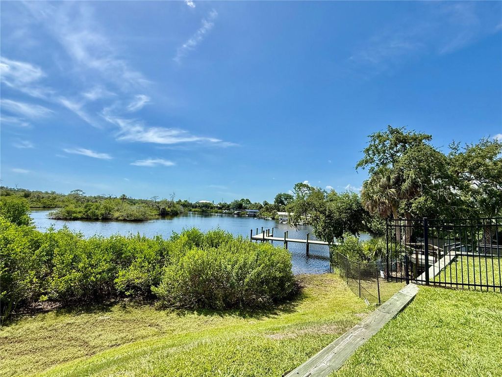 Image 61 of property listing at 6130 55TH AVENUE CIRCLE E, Bradenton, FL 34203