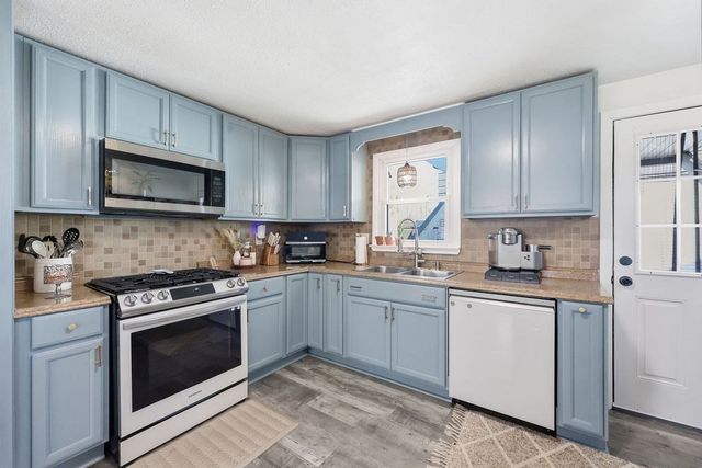 191 Monrovia St, Springfield, MA 01104