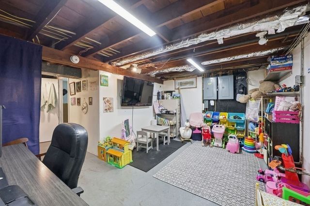 191 Monrovia St, Springfield, MA 01104