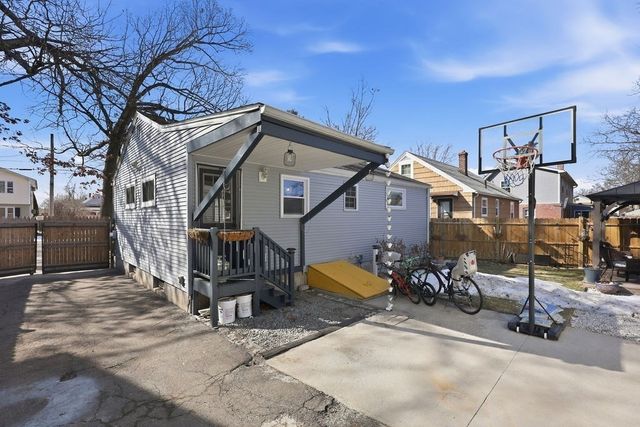 191 Monrovia St, Springfield, MA 01104