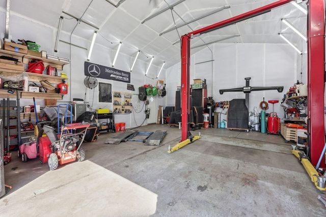 191 Monrovia St, Springfield, MA 01104