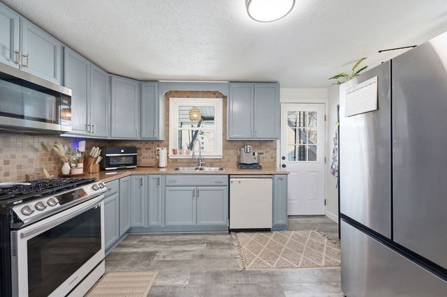 191 Monrovia St, Springfield, MA 01104