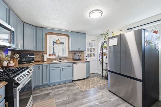 191 Monrovia St, Springfield, MA 01104