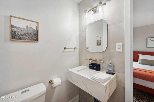 3802 E PICCADILLY Road, Phoenix, AZ 85018