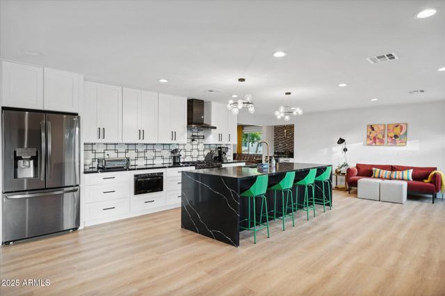 3802 E PICCADILLY Road, Phoenix, AZ 85018