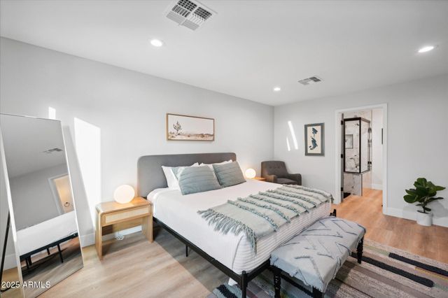 3802 E PICCADILLY Road, Phoenix, AZ 85018