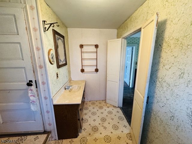 16 Canfield Ave, Mine Hill Twp., NJ 07803