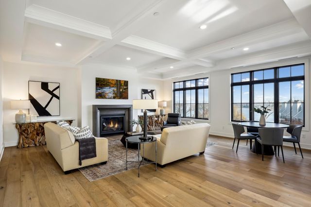 6456 Yosemite Lane, Chanhassen, MN 55331