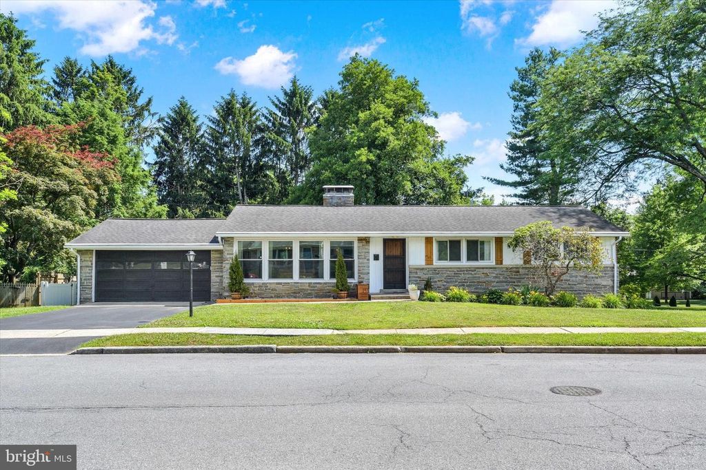 15 CENTER DR, Camp Hill, PA 17011