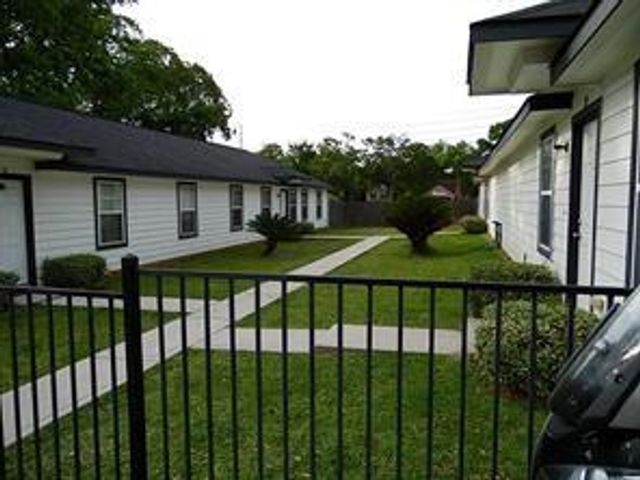 204 W Worsham Street 1, Willis, TX 77378