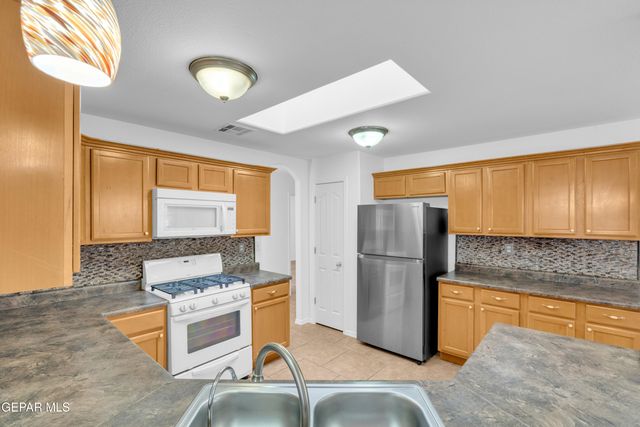 6289 COSECHA LUNA Circle, El Paso, TX 79932