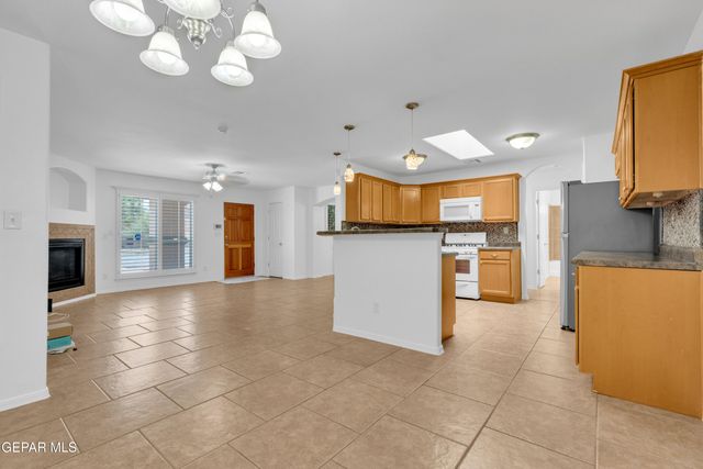 6289 COSECHA LUNA Circle, El Paso, TX 79932