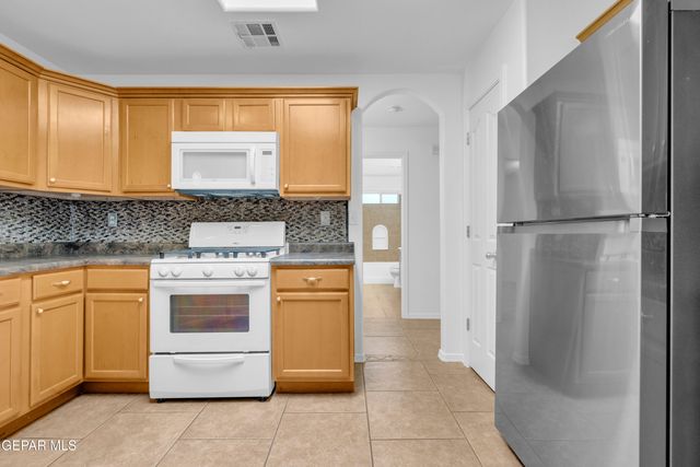 6289 COSECHA LUNA Circle, El Paso, TX 79932