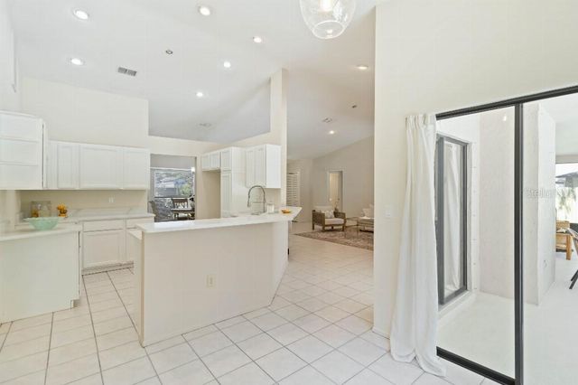 5206 WOODLAWN CIRCLE E, Palmetto, FL 34221