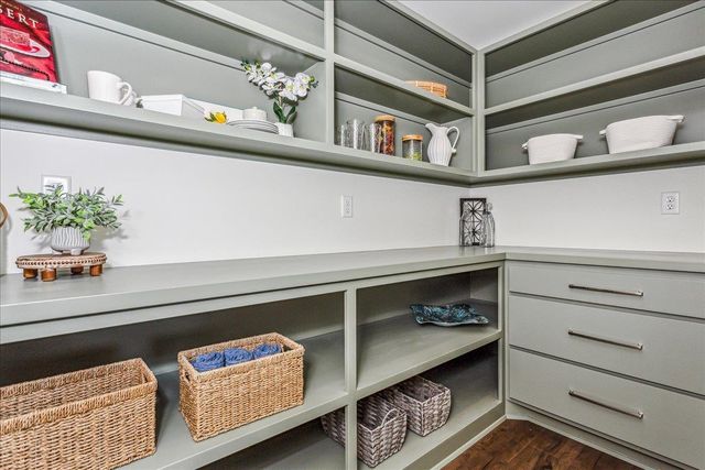 5918 Forbes Ct, Bel Aire, KS 67220