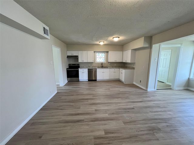 30 12th Avenue N, Texas City, TX 77590
