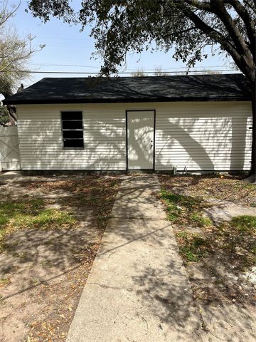 30 12th Avenue N, Texas City, TX 77590